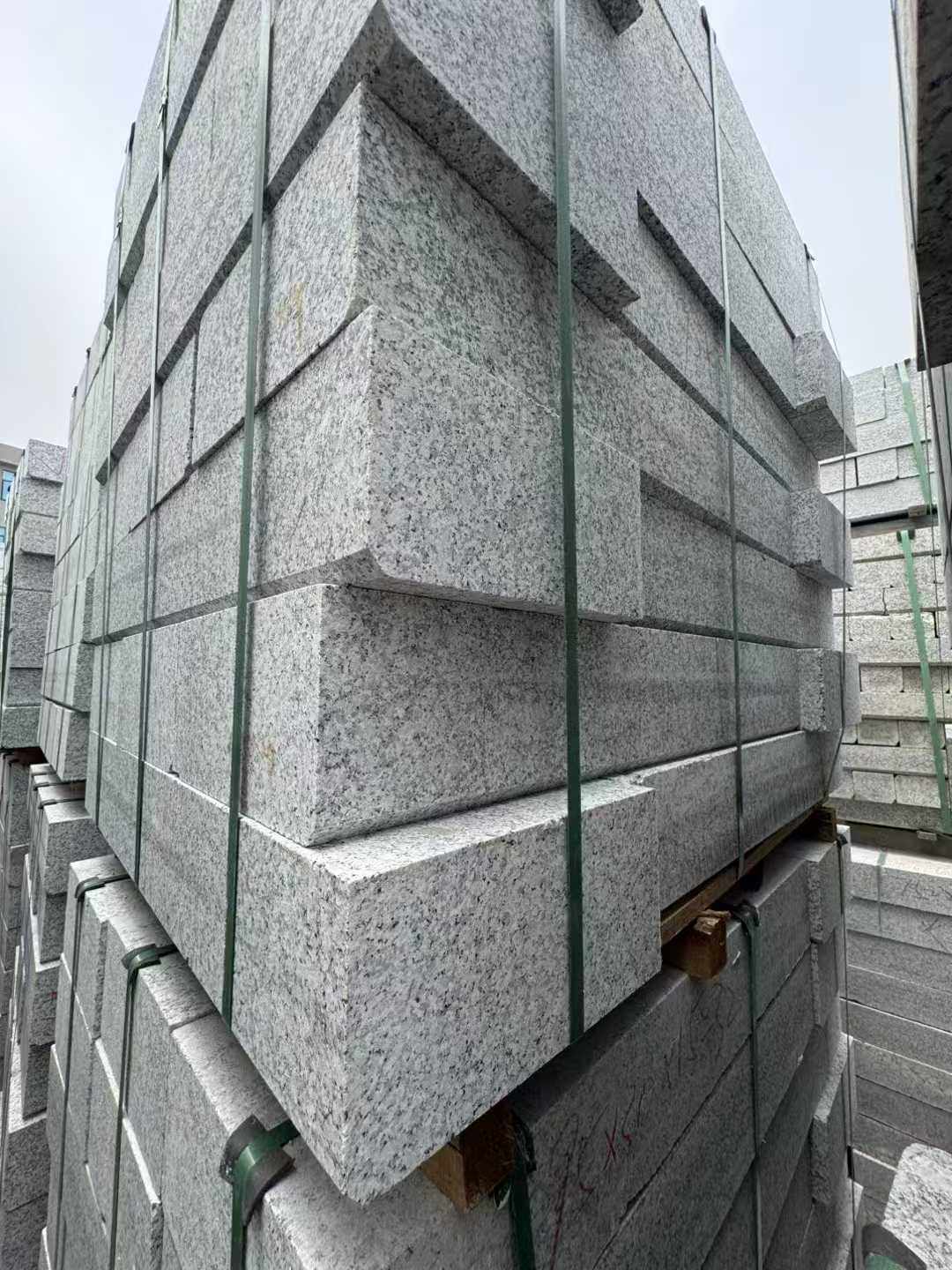 枣庄芝麻白路牙石 马路牙子