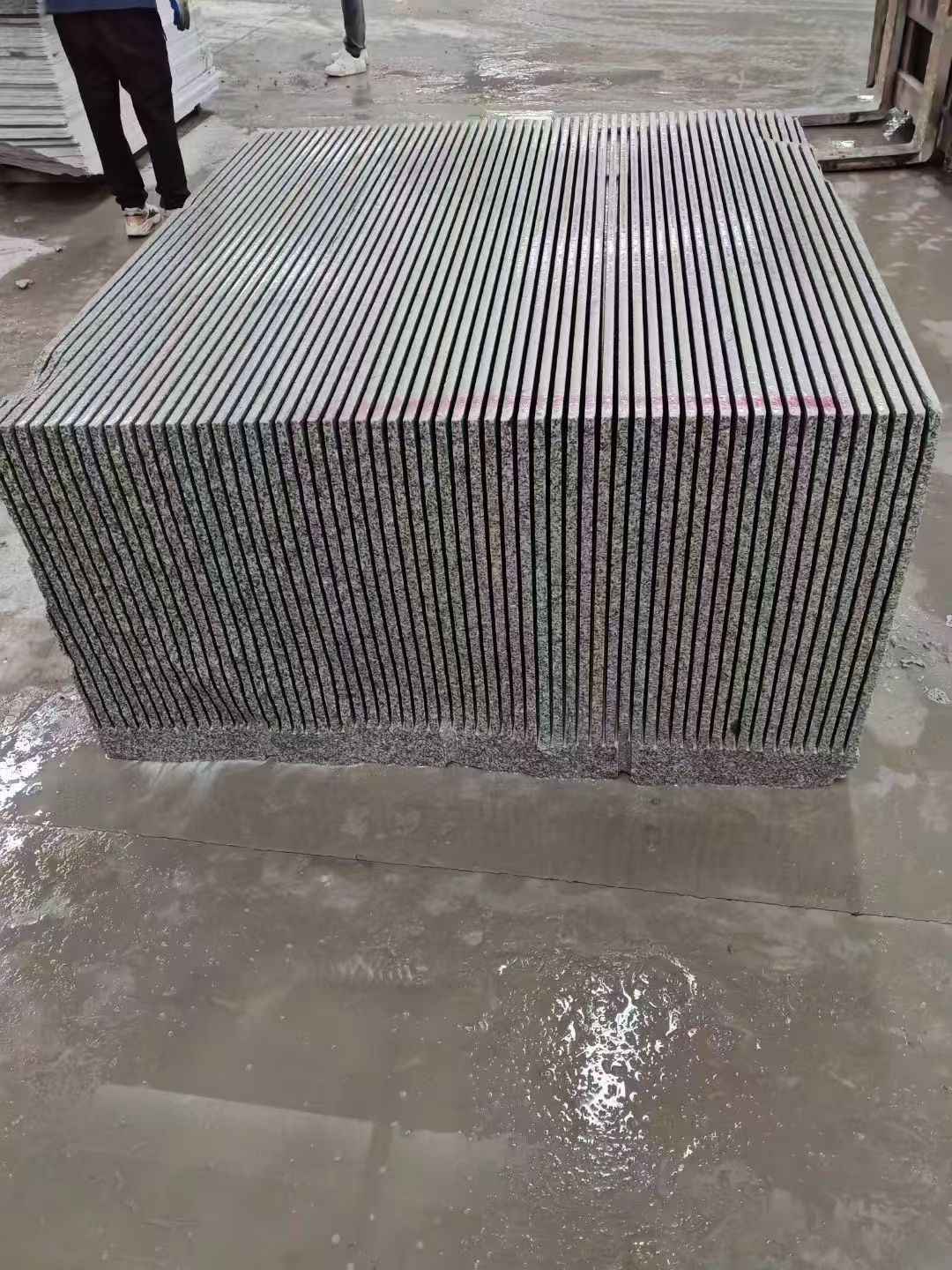 枣庄芝麻白毛板荒料切割